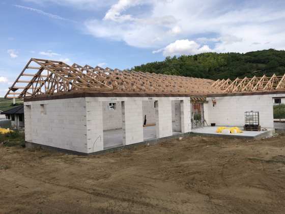 Strechári pri práci, Stavby-Dlhoš